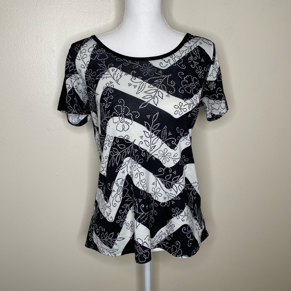 Lularoe Black And White Simply Comfortable t-Shirt